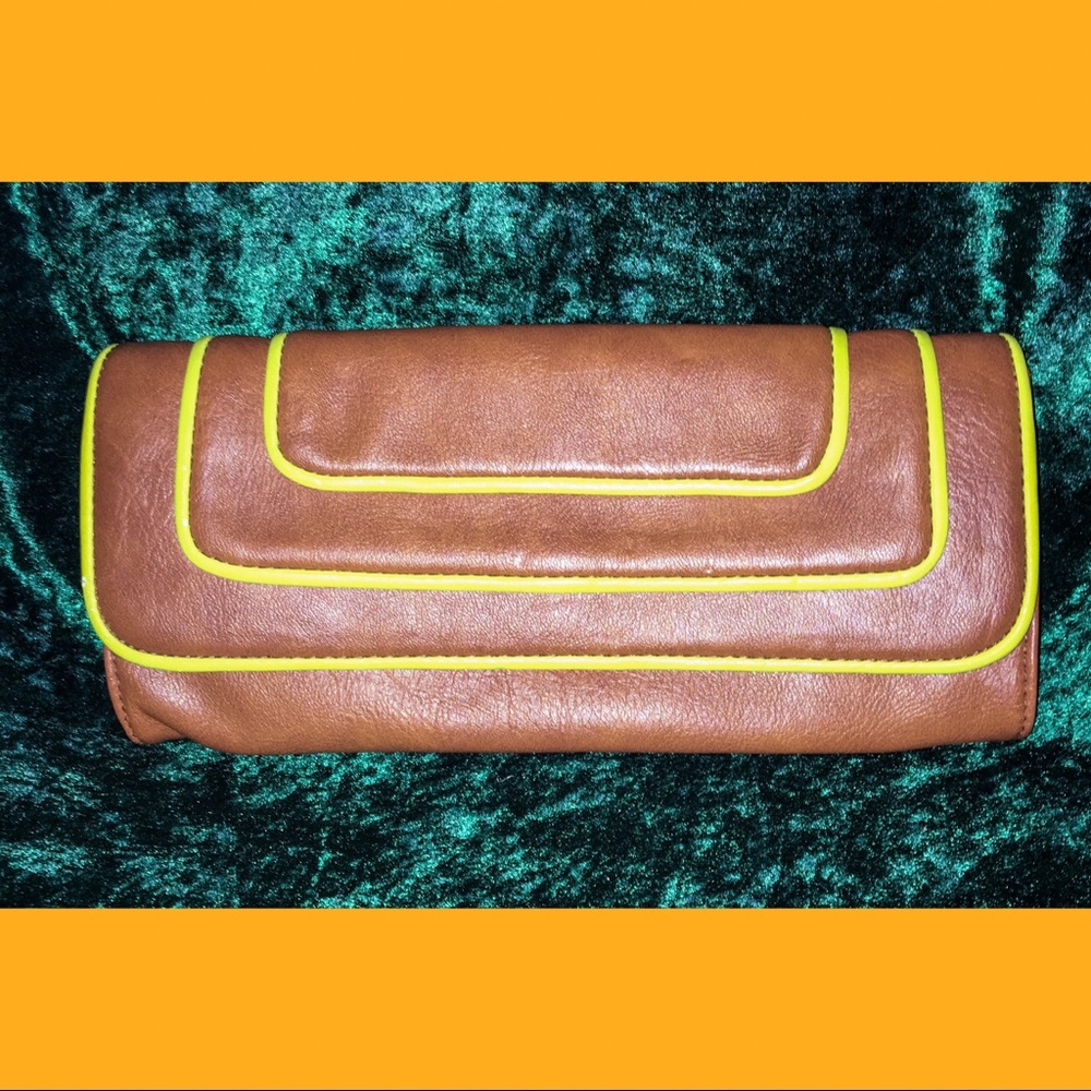 Express retro inspired brown clutch